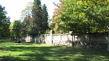 Hřbitovní zeď ústavního hřbitova v Bohnicích