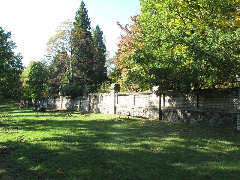 Hřbitovní zeď ústavního hřbitova v Bohnicích