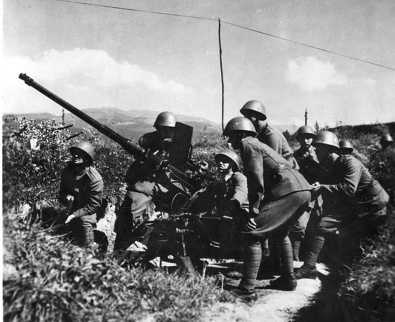 Základem 1. československé armády na Slovensku při povstání v srpnu 1944 byla Slovenská armáda, doplněná o partyzánské oddíly, vyslané ze Sovětského svazu. Na snímku protiletadlová obrana centra povstání, Banské Bystrice