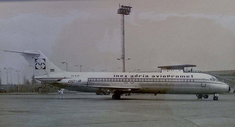 Jugoslávské dopravní letadlo McDonnell-Douglas DC-9, které se 30. října 1975 zřítilo v pražském Suchdole