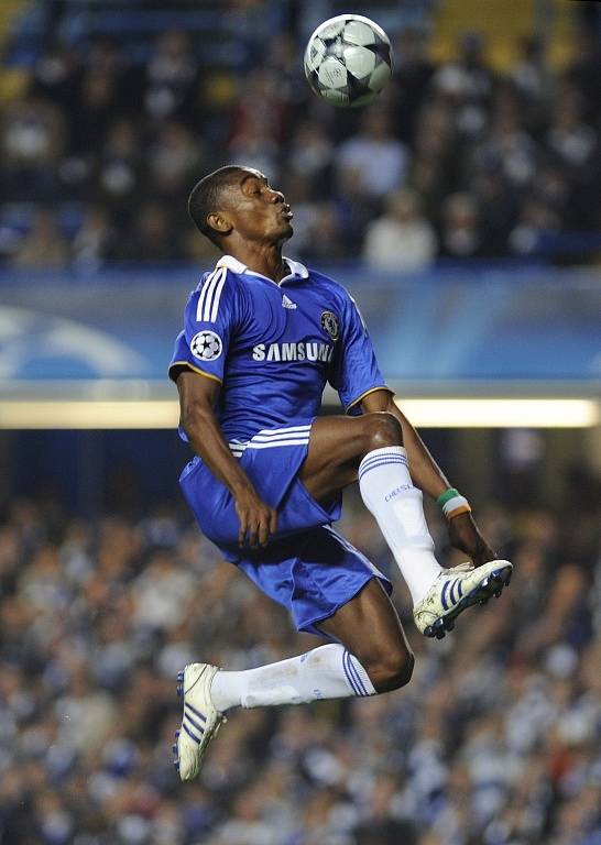 Salomon Kalou z Chelsea si zpracovává míč v zápase s Římem.