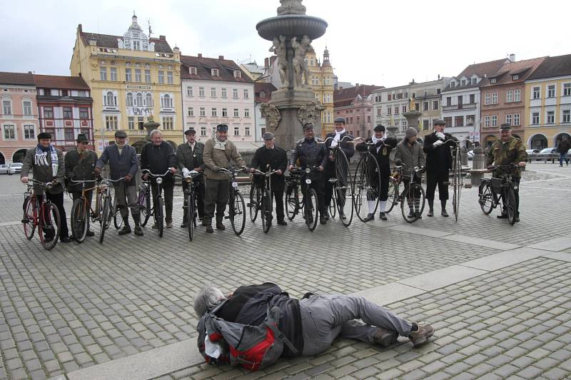 Na svoji první jarní jízdu se v neděli vydalo 14 členů cyklistického spolku Podšumavan. Členové spolku mají nejméně šedesát let staré bicykly a jezdí v dobových oblecích. 