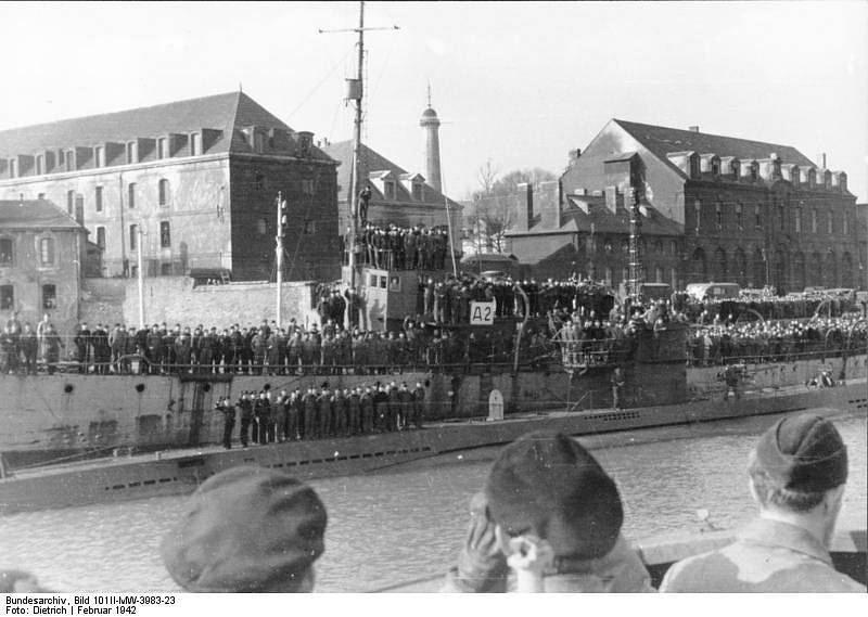Ponorka U-123 ve francouzském přístavu Lorient v únoru 1942