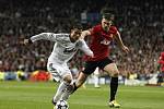 Cristiano Ronaldo z Realu Madrid (vlevo) a Michael Carrick z Manchesteru United.