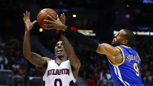 Andre Iguodala z Golden State (vpravo) a Jeff Teague z Atlanty.