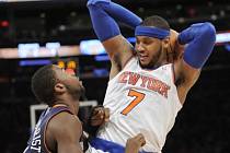 Hvězdný Carmelo Anthony z NY Knicks (vpravo) řádil proti Charlotte, nastřílel si 62 bodů.