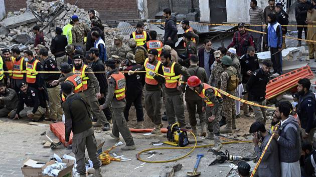 Policisté a vojáci na místě výbuchu u mešity ve městě Péšávar na severozápadě Pákistánu, 30. ledna 2023