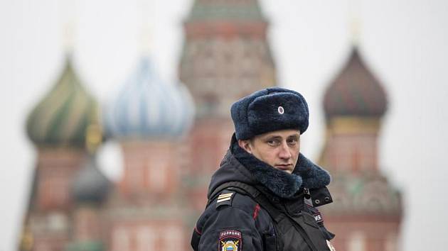 Ruský policista na Rudém náměstí v Moskvě. Ilustrační snímek