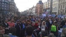 Lidé demonstrují na pražském Václavském náměstí.