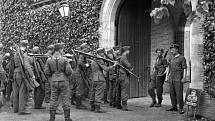 Poražení němečtí vojáci přicházejí 9. května 1945 v Amsterdamu do vyhrazeného prostoru, kde je odzbrojili příslušníci 1. kanadského sboru