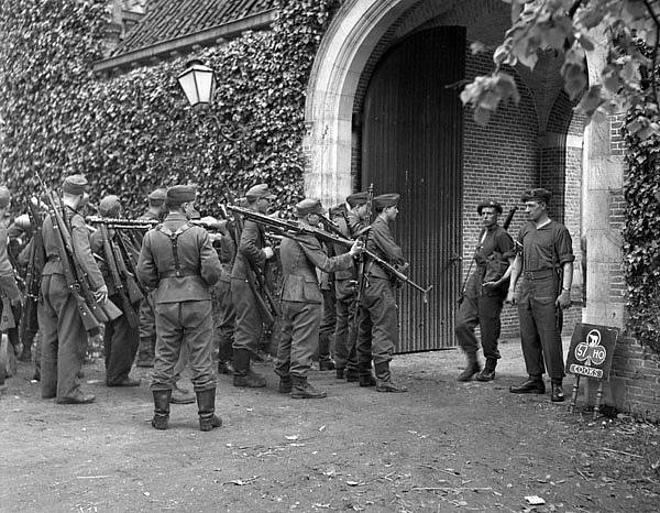 Poražení němečtí vojáci přicházejí 9. května 1945 v Amsterdamu do vyhrazeného prostoru, kde je odzbrojili příslušníci 1. kanadského sboru