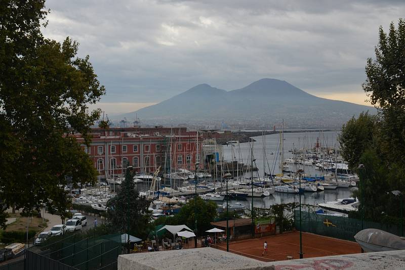 Nad Neapolí se tyčí sopka Vesuv, která kdysi pohřbila pod popel město Pompeje, které je dnes turistickou atrakcí.