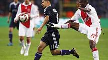 Mbark Boussoufa z Anderlechtu si kryje míč před agilním Eyongem Enohem z Ajaxu.