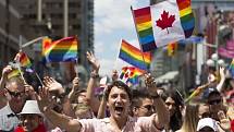 Premiér Justin Trudeau v čele průvodu Gay Pride.