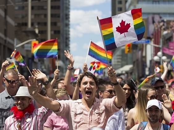 Premiér Justin Trudeau v čele průvodu Gay Pride.