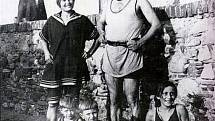 Benito Mussolini se svou rodinou v roce 1923, rok po uchvácení moci nad Itálií