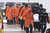 ficiální počet mrtvých z jihokorejského trajektu, který ve středu ráno ztroskotal se 475 lidmi na palubě nedaleko pobřeží Korejského poloostrova, se zvýšil z 18 na 25. Stále se ale pohřešuje 271 osob a naděje najít někoho z nich naživu je mizivá.