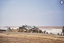 Těla obětí povodně, která zničila část východolibyjského přístavu Darná, vyplavuje moře na pláže vzdálené více než 100 kilometrů