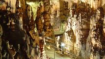 Od slova „biser“, které znamená „perla“, je odvozen název jeskyně Biserujka