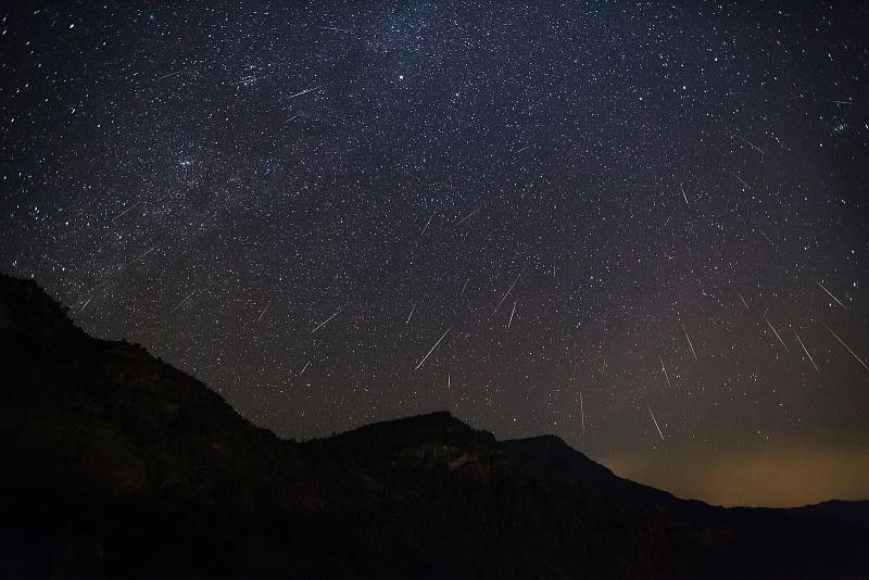 Výhled na meteorický roj Geminidy nebude v prosinci 2023 rušit svit měsíce. Během maxima bud k vidění i více než 100 meteorů za hodinu.