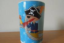 Ministerstvo zdravotnictví varuje před zdraví nebezpečným pohárkem s obrázkem piráta.
