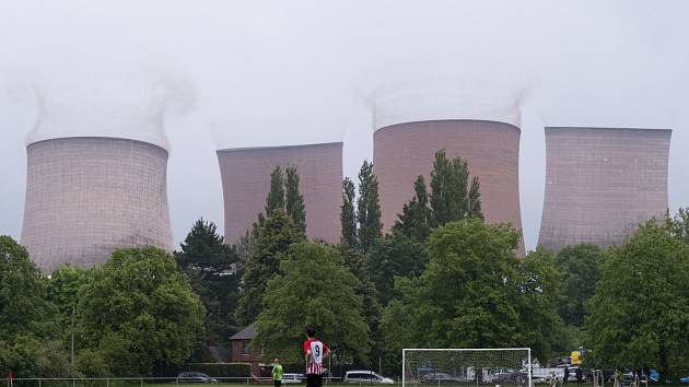 Odstřel elektrárny během fotbalového zápasu.