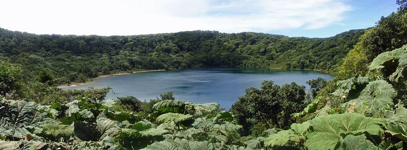 Na vrcholu sopky Poás se nachází dvě jezera. Jezero Botos v neaktivním kráteru (na snímku) je obklopeno bujnou vegetací a život kolem něj i v něm vesele bují.