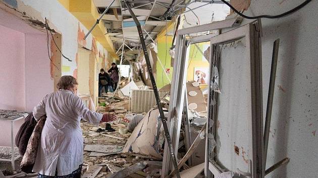 Porodnice v Mariupolu zasažená ruským bombardováním