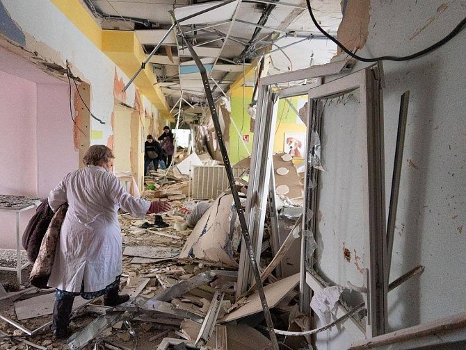 Porodnice v Mariupolu zasažená ruským bombardováním