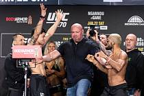 Šéf UFC Dana White (uprostřed) ve svém živlu.