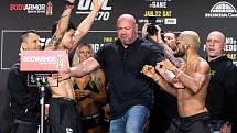 Šéf UFC Dana White (uprostřed) ve svém živlu.