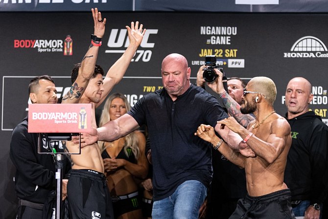 Šéf UFC Dana White (uprostřed) ve svém živlu