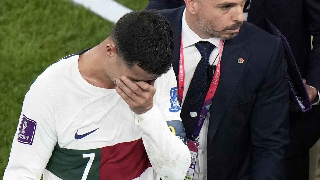 Zdrcený Ronaldo. Osobnosti s ním soucítí, hejteři si brečící legendu vychutnali