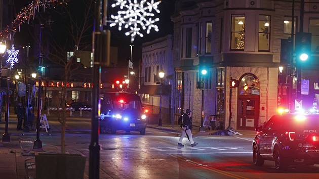Policejní uzávěra místa v americkém městě Milwaukee, kde vjel řidič do do vánočního průvodu a zabil několik lidí