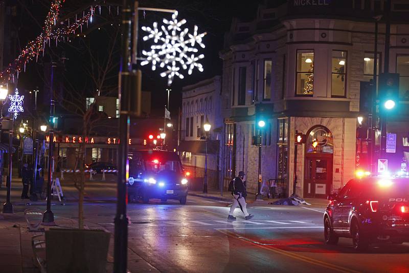 Policejní uzávěra místa v americkém městě Milwaukee, kde vjel řidič do do vánočního průvodu a zabil několik lidí