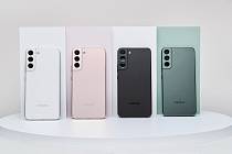 Samsung Galaxy S22 ve více barevných provedení.