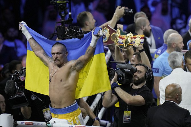 Ukrajinský boxer Oleksandr Usyk se radujez obhajoby titulu šampiona v těžké váze.