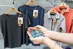 Rozdrcené kousky pet lahve, z kterých firma Malfini vyrábí kolekci oděvů z recyklovaného plastu, 5. května 2022