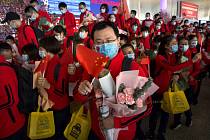 Zdravotníci, kteří pomáhali zvládnout epidemii koronaviru ve městě Wu-chan, se chystají na cestu domů