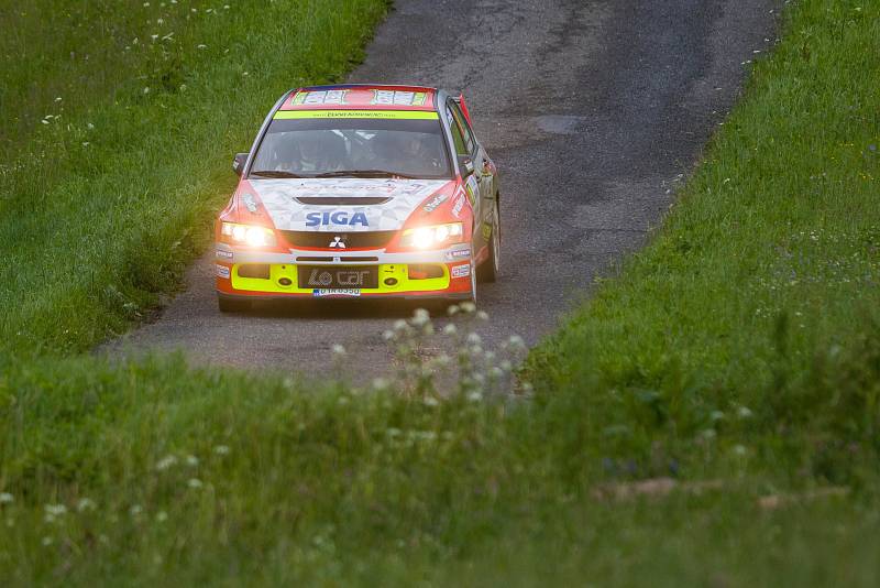 Rally Bohemia, pátý závod seriálu Mistrovství České republiky v rally, odstartoval 1. července. Na snímku Martin Březík a spolujezdec Marek Omelka s vozem Mitsubishi EVO IX na páté rychlostní zkoušce - Zlatá.