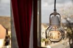 Lampu jsem pořídil v design shopu, žárovku vymyslel Edison a výhled na Prahu s lesem v pozadí mi musíte věřit.