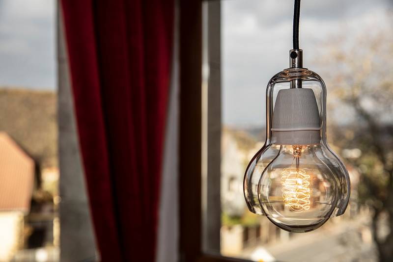 Lampu jsem pořídil v design shopu, žárovku vymyslel Edison a výhled na Prahu s lesem v pozadí mi musíte věřit.