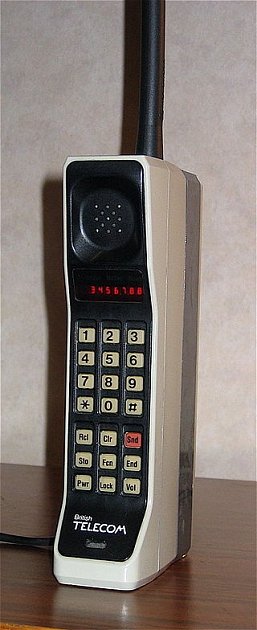 Po jedenácti letech od prvního telefonátu z mobilu Motorola a Martin Cooper představili první komerčně prodávaný mobil - DynaTAC 8000X vážil třičtvrtě kila a stál čtvrt milionu korun.