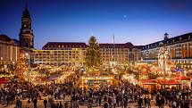 Drážďanský Striezelmarkt patří k nejkrásnějším vánočním trhům v Evropě. Letos nabídne zhruba dvě stě stánků, obří vánoční strom a pyramidu, kolotoč či historické ruské kolo.