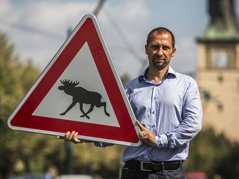 Ochranáři ze společnosti Česká krajina navrhli ministerstvu dopravy, aby zavedlo novou dopravní značku Pozor los! Na snímku je ředitel České krajiny Dalibor Dostál.