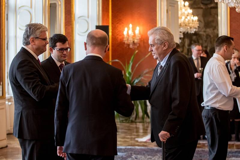 Prezident Miloš Zeman jmenoval 30. listopadu v Praze novým ministrem zdravotnictví Miloslava Ludvíka a novým ministrem pro lidská práva a legislativu Jana Chvojku.