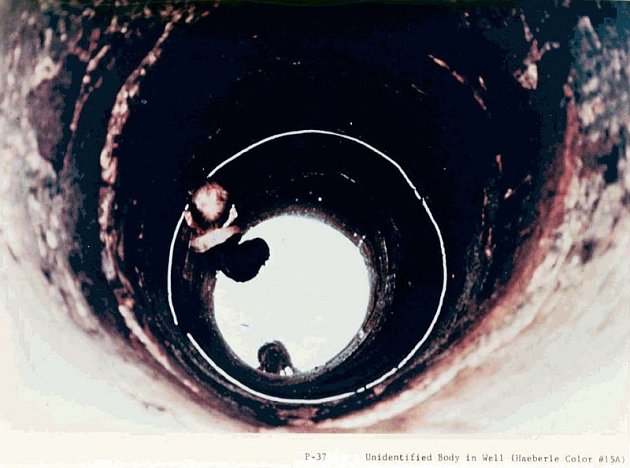 Mrtvé tělo vesničana ve studně po masakru v My Lai. Na snímku lze v odrazu zahlédnout fotografa 23. divize Americal R. L. Haeberla, jehož snímky se později dostaly do amerických novin jako svědectví hrůz v My Lai.