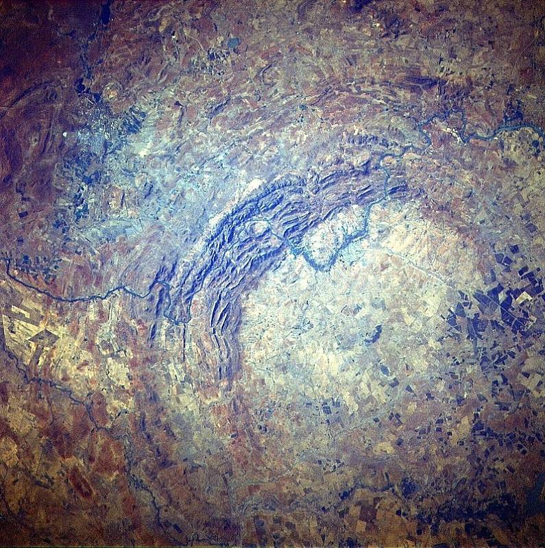 Pohled na kráter Vredefort z vesmíru. Kráter vznikl po nárazu asteroidu, který v průměru mohl měřit deset až patnáct kilometrů.