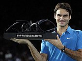 Roger Federer s trofejí pro vítěze turnaje Masters v Paříži.