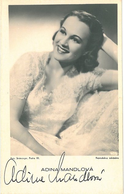Adina Mandlová (na snímku z roku 1942).